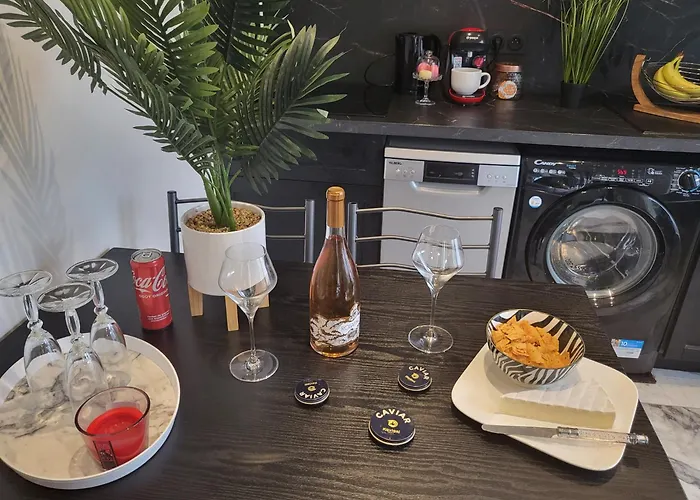 T2 Neuf Centre Ville Saint Raphael Avec Terrasse Et Parking Gratuit, Kit Linge Et Serviettes Offerts ,Pres De La Plage Et Commerces!